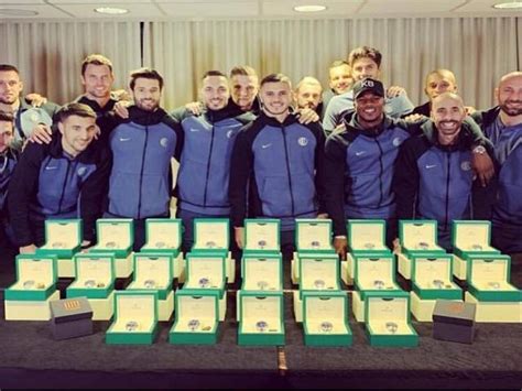 regala rolex ai compagni di squadra|Inter, Icardi regala Rolex ai compagni di squadra e Wanda ci .